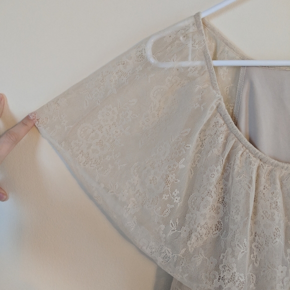 4/$20 ELLE lace top size L - Picture 3 of 6